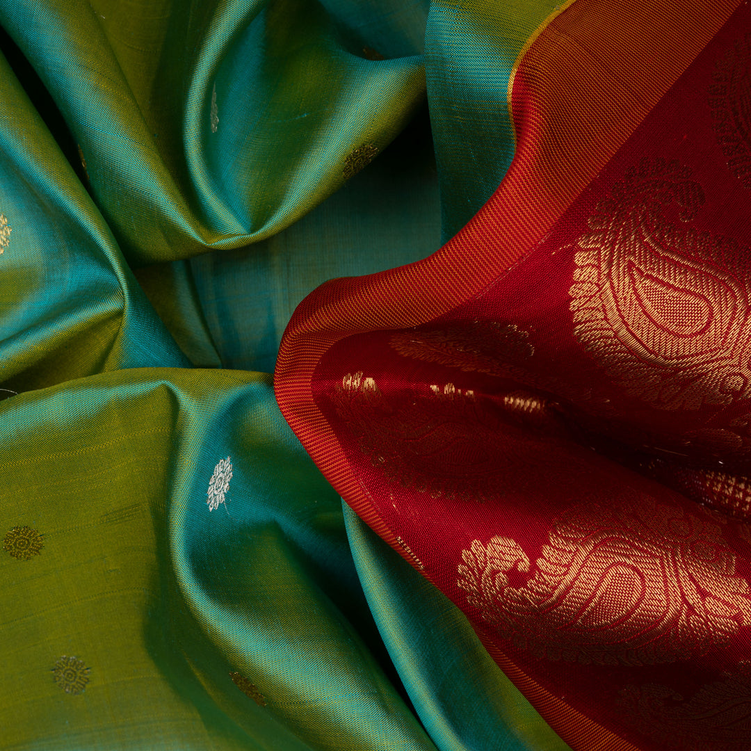 closeup of Handwoven Gadwal Silk Saree 