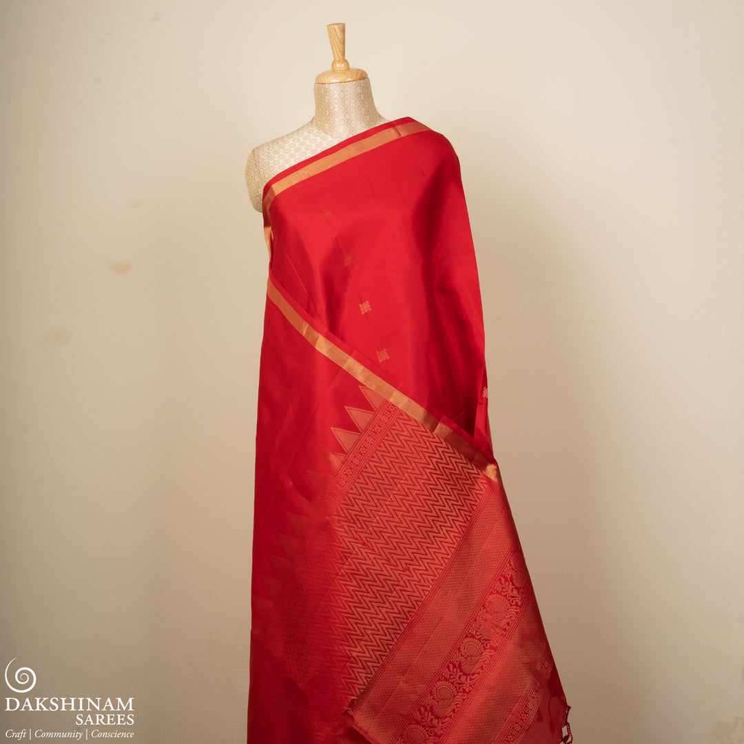 Pleats/body ofHandwoven Red color Soft silk Saree